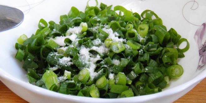 Рецепт слоеных пирожков с яйцом и зеленым луком в духовке