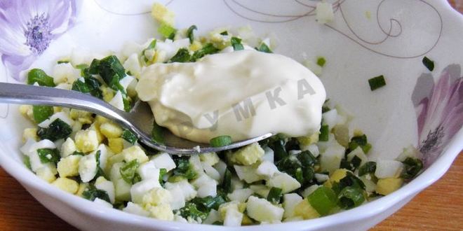 Рецепт слоеных пирожков с яйцом и зеленым луком в духовке