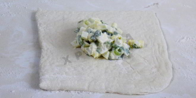 Рецепт слоеных пирожков с яйцом и зеленым луком в духовке