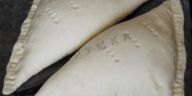 Рецепт слоеных пирожков с яйцом и зеленым луком в духовке