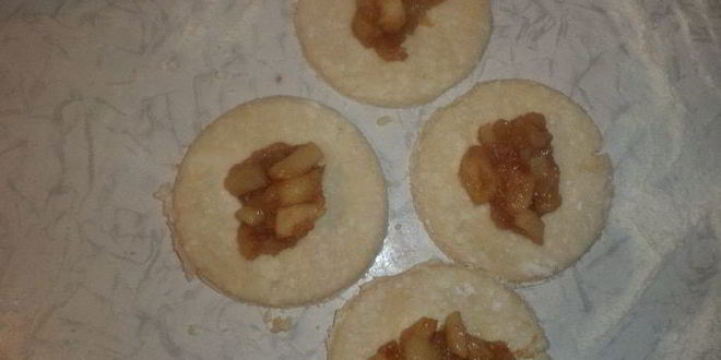 Рецепт творожных пирожков с яблоками и корицей