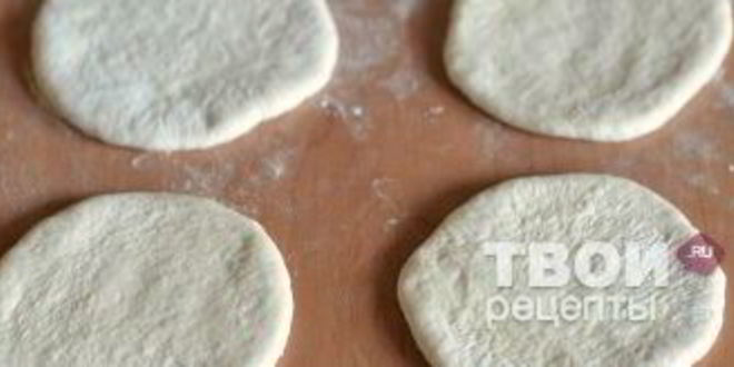 Рецепт жареных пирожков с луком и яйцом