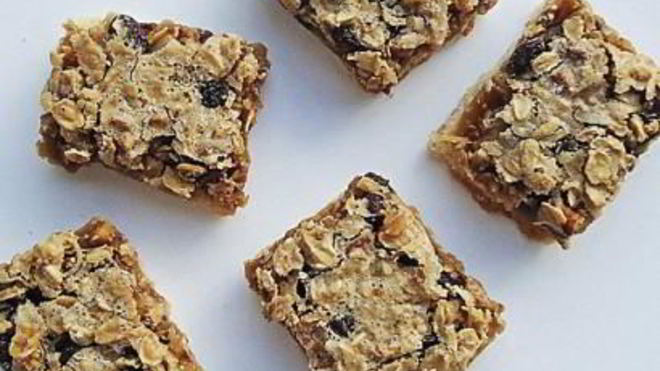 Рецепт овсяных пирожных с орехами и изюмом