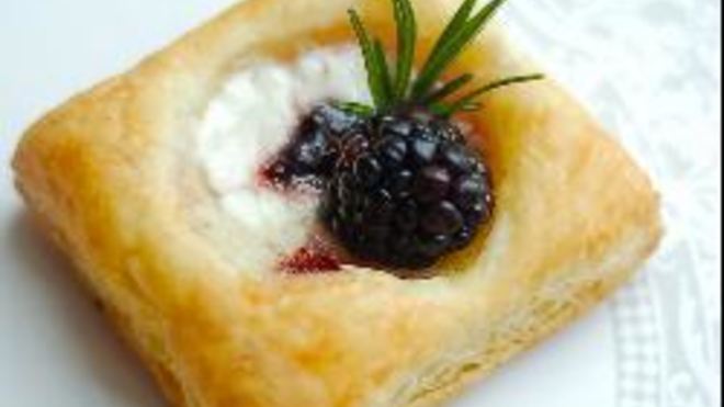 Рецепт пирожного из слоеного теста со сливочным сыром