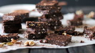 Рецепт Сыроедческого брауни с кусочками какао-бобов