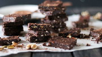 Рецепт Сыроедческого брауни с кусочками какао-бобов