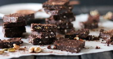 Рецепт Сыроедческого брауни с кусочками какао-бобов