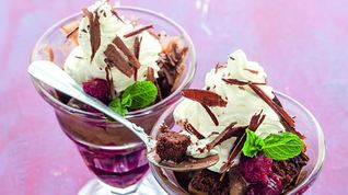 Рецепт Трайфла из брауни с малиной и мороженым