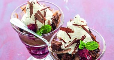 Рецепт Трайфла из брауни с малиной и мороженым