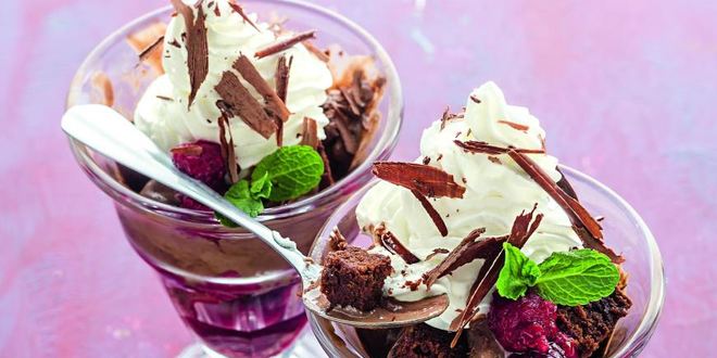 Рецепт Трайфла из брауни с малиной и мороженым