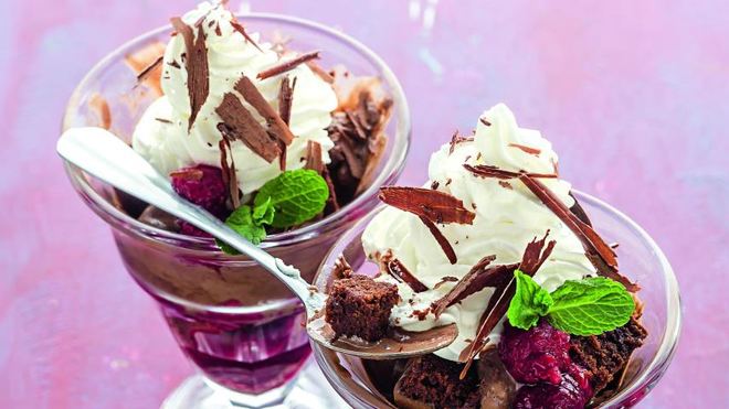 Рецепт трайфла из брауни с малиной и мороженым