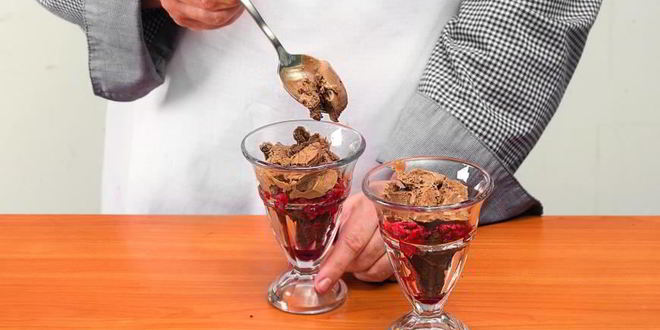 Рецепт трайфла из брауни с малиной и мороженым