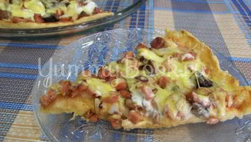Рецепт Домашней пиццы с колбасой и грибами