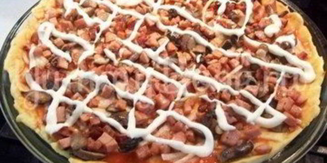 Рецепт домашней пиццы с колбасой и грибами