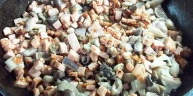 Рецепт домашней пиццы с колбасой и грибами