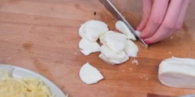 Рецепт ленивой пиццы с колбасой и грибами