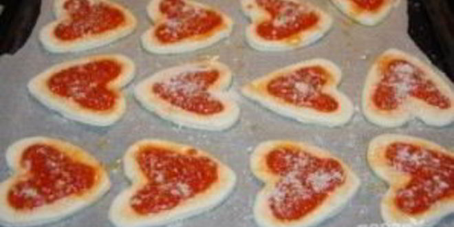 Рецепт мини-пицц в форме сердца на 14 февраля