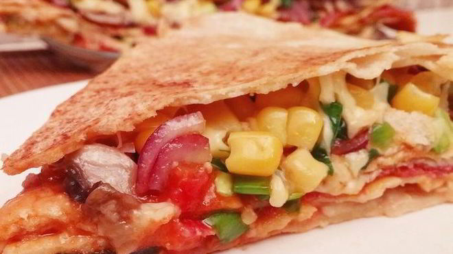 Рецепт многослойной экспресс-пиццы на сковороде