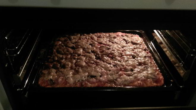 Рецепт пиццы на тонкой основе с грибами и ветчиной