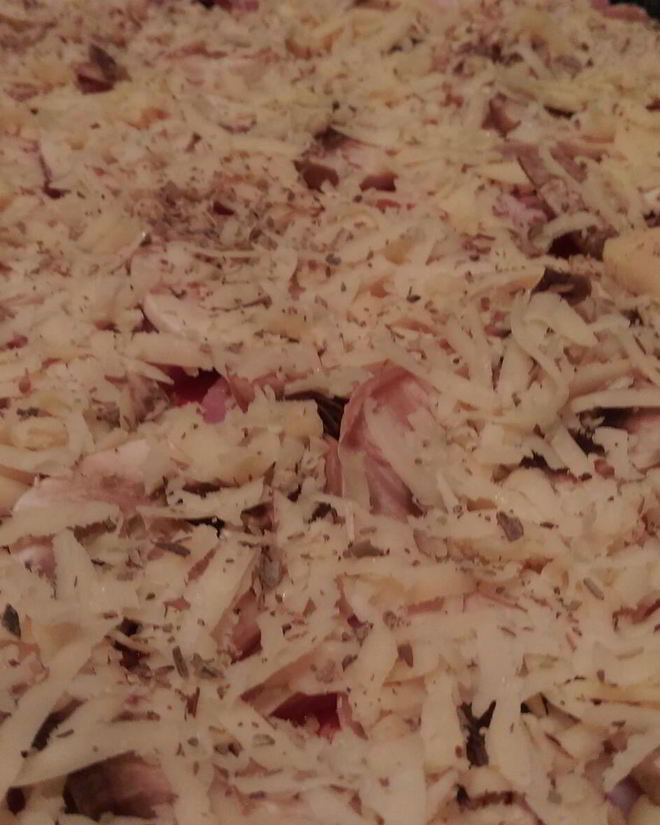 Рецепт пиццы на тонкой основе с грибами и ветчиной