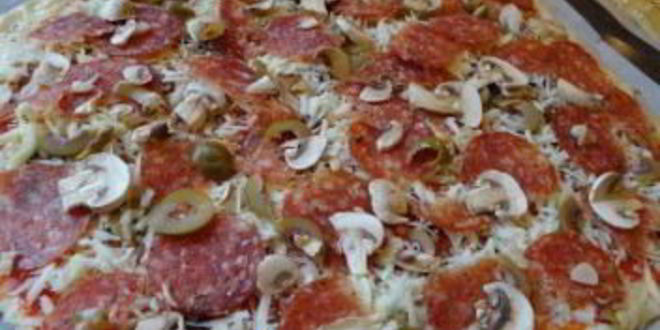 Рецепт пиццы с колбасой и грибами
