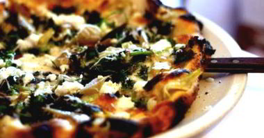 Рецепт Пиццы с крапивой и чесночным кремом