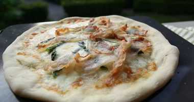 Рецепт Пиццы со спаржей, сыром таледжо и спеком