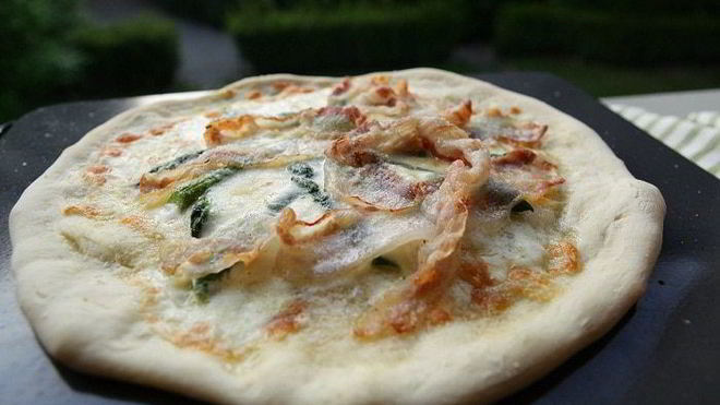 Рецепт пиццы со спаржей, сыром таледжо и спеком