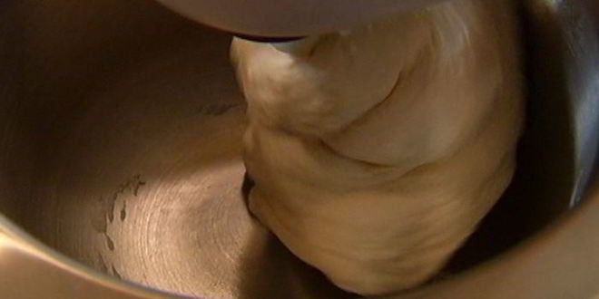 Рецепт пиццы со спаржей, сыром таледжо и спеком