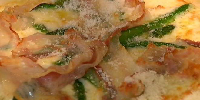 Рецепт пиццы со спаржей, сыром таледжо и спеком