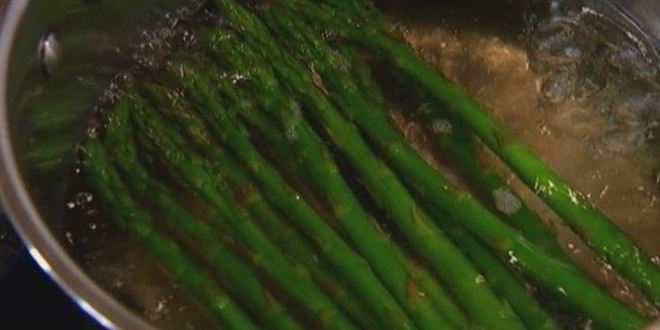 Рецепт пиццы со спаржей, сыром таледжо и спеком