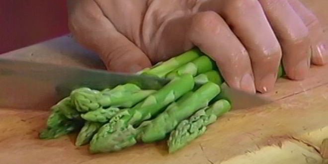 Рецепт пиццы со спаржей, сыром таледжо и спеком