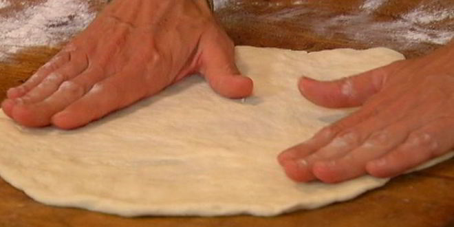 Рецепт пиццы со спаржей, сыром таледжо и спеком