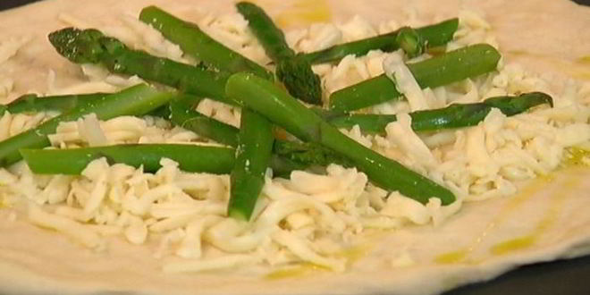 Рецепт пиццы со спаржей, сыром таледжо и спеком