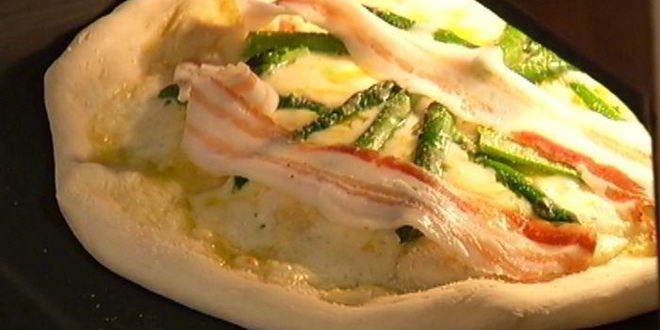 Рецепт пиццы со спаржей, сыром таледжо и спеком