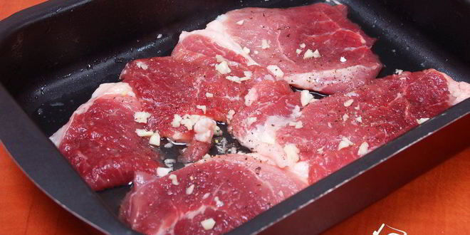 Рецепт свинины с картофелем под сырной шубой