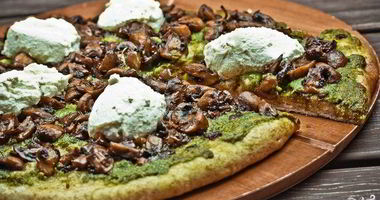 Рецепт Цельнозерновой пиццы с шампиньонами и рикоттой