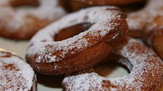 Рецепт Пончиков на кефире с корицей и мускатным орехом