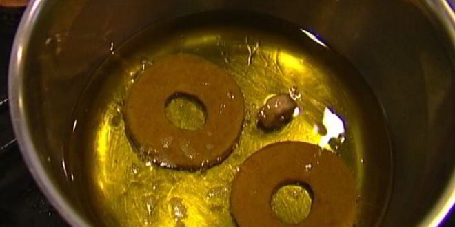 Рецепт пончиков на кефире с корицей и мускатным орехом