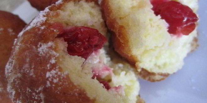 Рецепт творожных пончиков с вишней