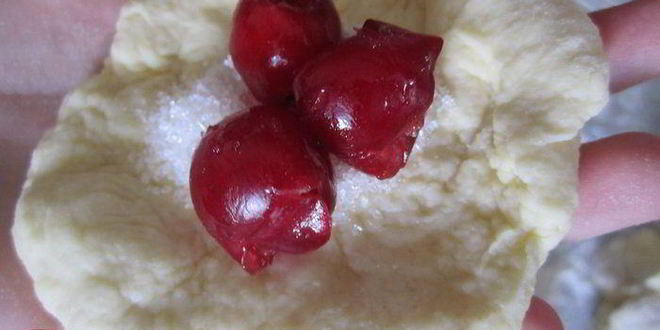 Рецепт творожных пончиков с вишней