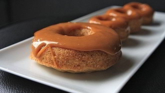 Рецепт яблочных пончиков с карамелью