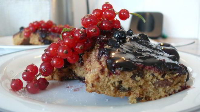 Рецепт черно-смородиновой коврижка под шоколадом