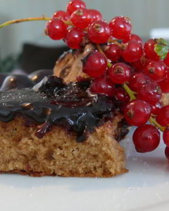 Рецепт черно-смородиновой коврижка под шоколадом