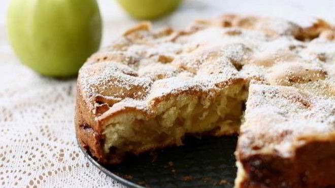 Рецепт диетической яблочной шарлотки с медом на ржаной муке