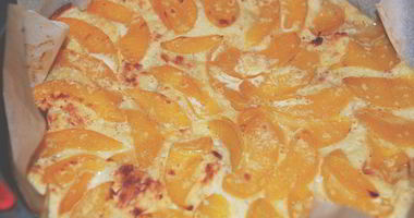 Рецепт Хлебной шарлотки с персиками