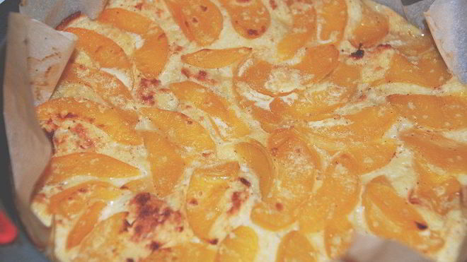 Рецепт Хлебной шарлотки с персиками