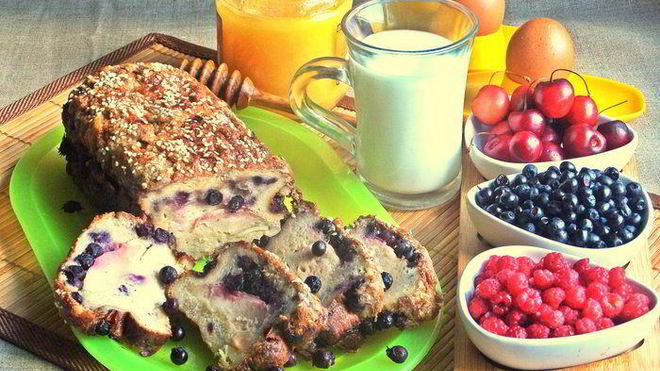 Рецепт хлебной шарлотки яблочно-ягодная