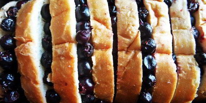 Рецепт хлебной шарлотки яблочно-ягодная