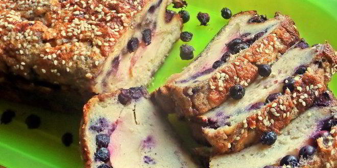 Рецепт хлебной шарлотки яблочно-ягодная